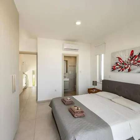 5-Bedroom Villa With Pool * Protarász
