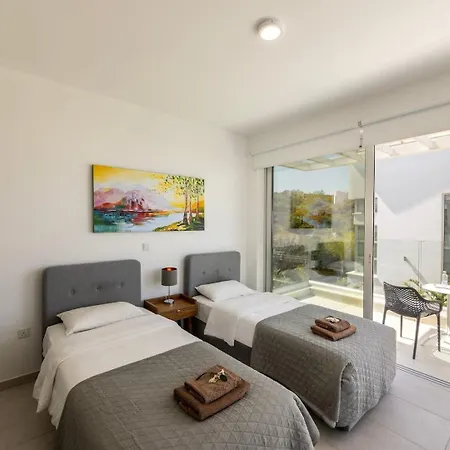 5-Bedroom Villa With Pool فيلة بروتاراس
