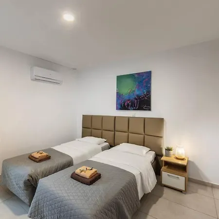 5-Bedroom Villa With Pool Villa *